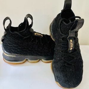 Nike LeBron 15 Black ‘Metallic Gold’ Size 4 Youth